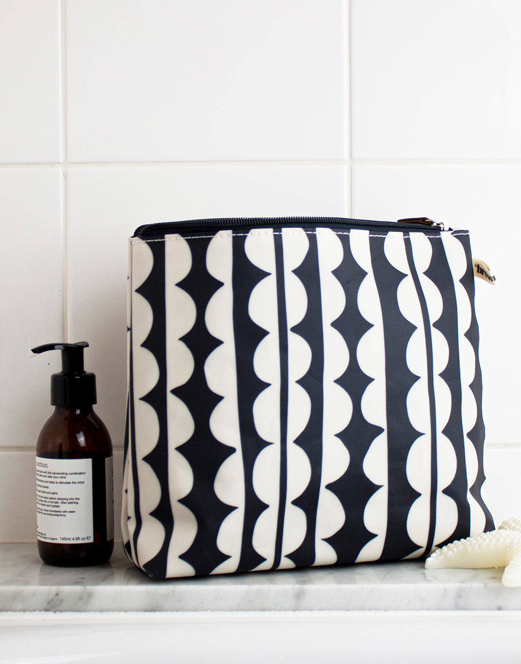 Jumbo Scallop Tall Wash Bag