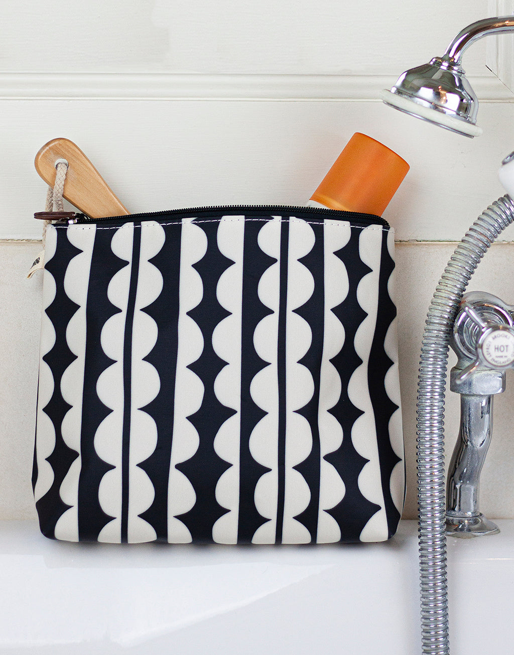 Jumbo Scallop Tall Wash Bag