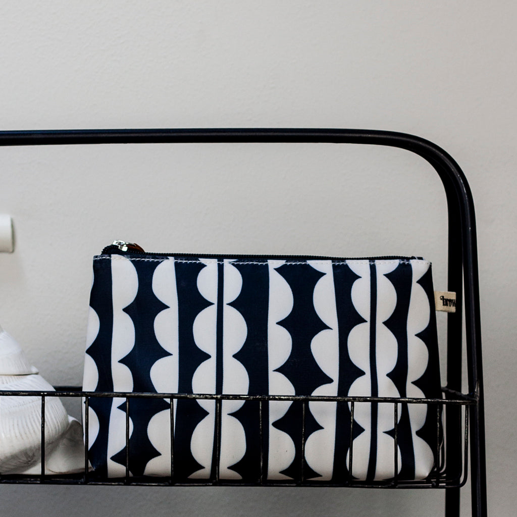 Jumbo Scallop Wide Make Up Bag