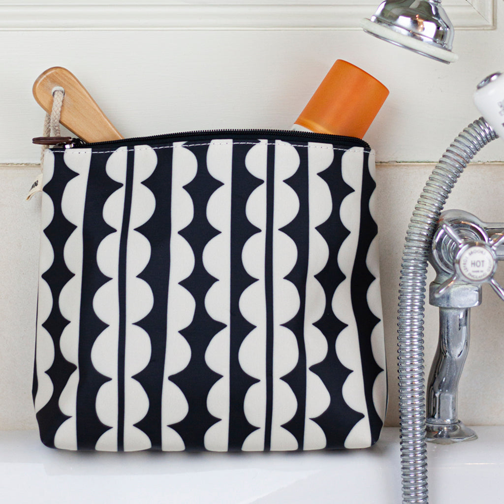 Jumbo Scallop Tall Wash Bag