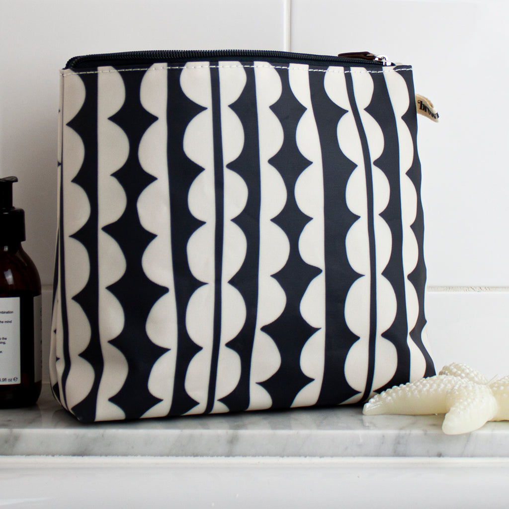 Jumbo Scallop Tall Wash Bag