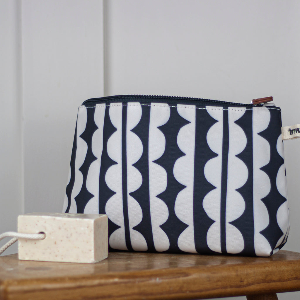 Jumbo Scallop Wide Make Up Bag
