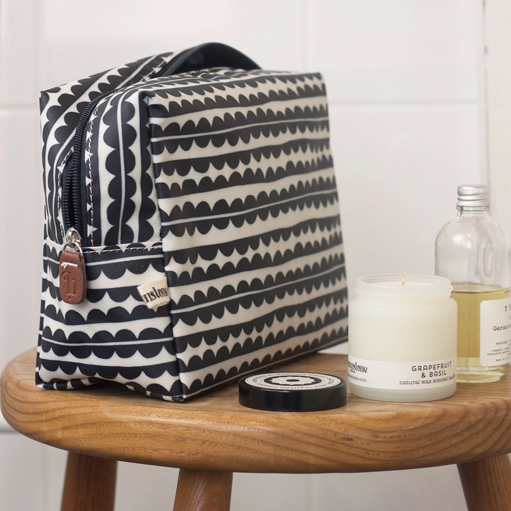 Scallop Large Cosmetics Bag