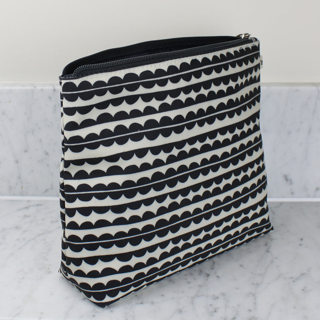 Scallop Tall Wash Bag
