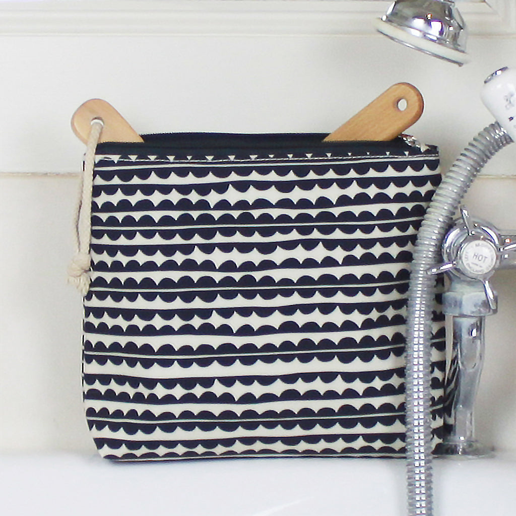 Scallop Tall Wash Bag