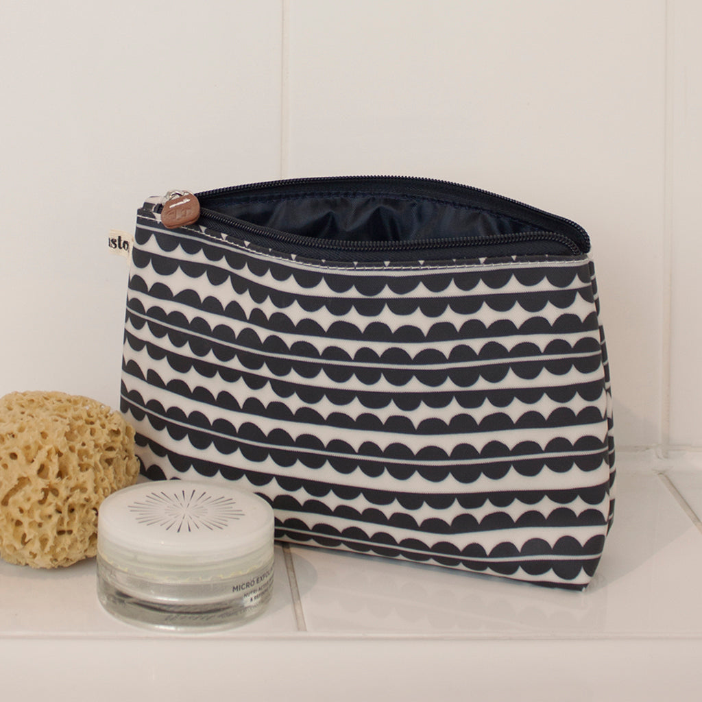 Scallop Wide Make Up Bag