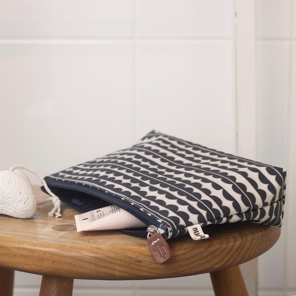 Scallop Wide Make Up Bag