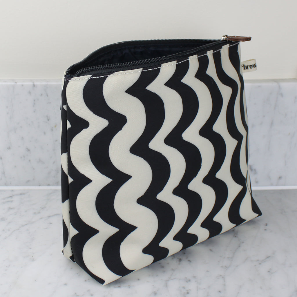 Wavy wash bag black and white